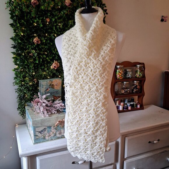 🧶Handmade Thick Crocheted Cream Scarf - Picture 4 of 4